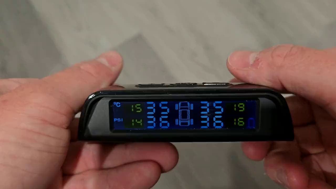An Aura screen showing live pressure and temperature for four tyres.